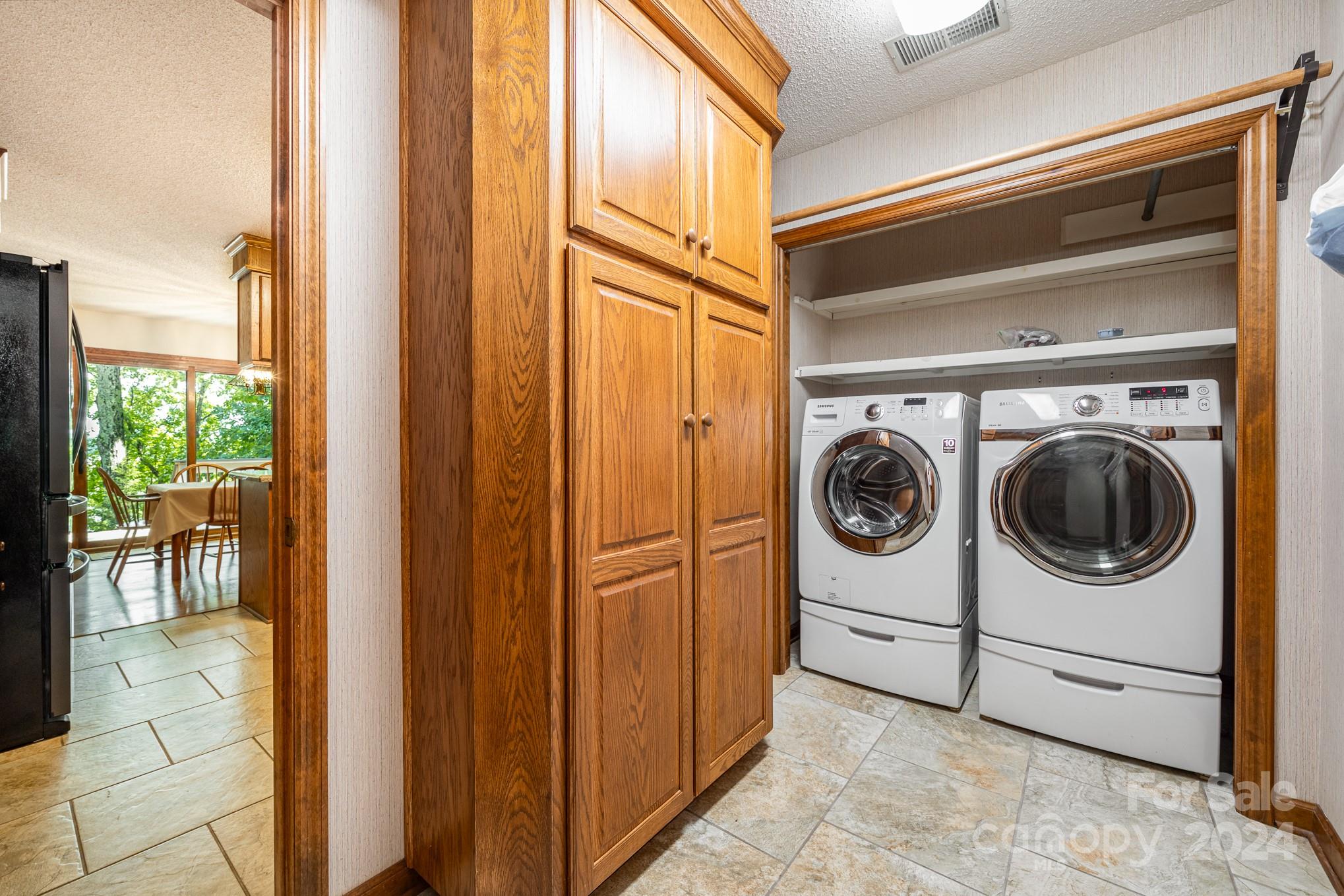 Lakewinds - Residential