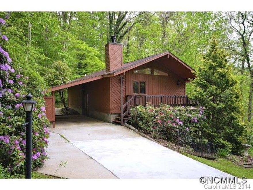 Just Right! Comfortable 2 bedroom 2.5 bath home in convenient Thomas Park! Just minutes from downtown Waynesville, this generous sized house makes inviting guests easy. Vaulted open great room with wood stove, breakfast bar kitchen, and if you're looking for a master suite, this is a big one! including a jetted tub in the bath. Bring your wicker and plants to set on the open deck and enjoy the outdoors. A great location and a great price!