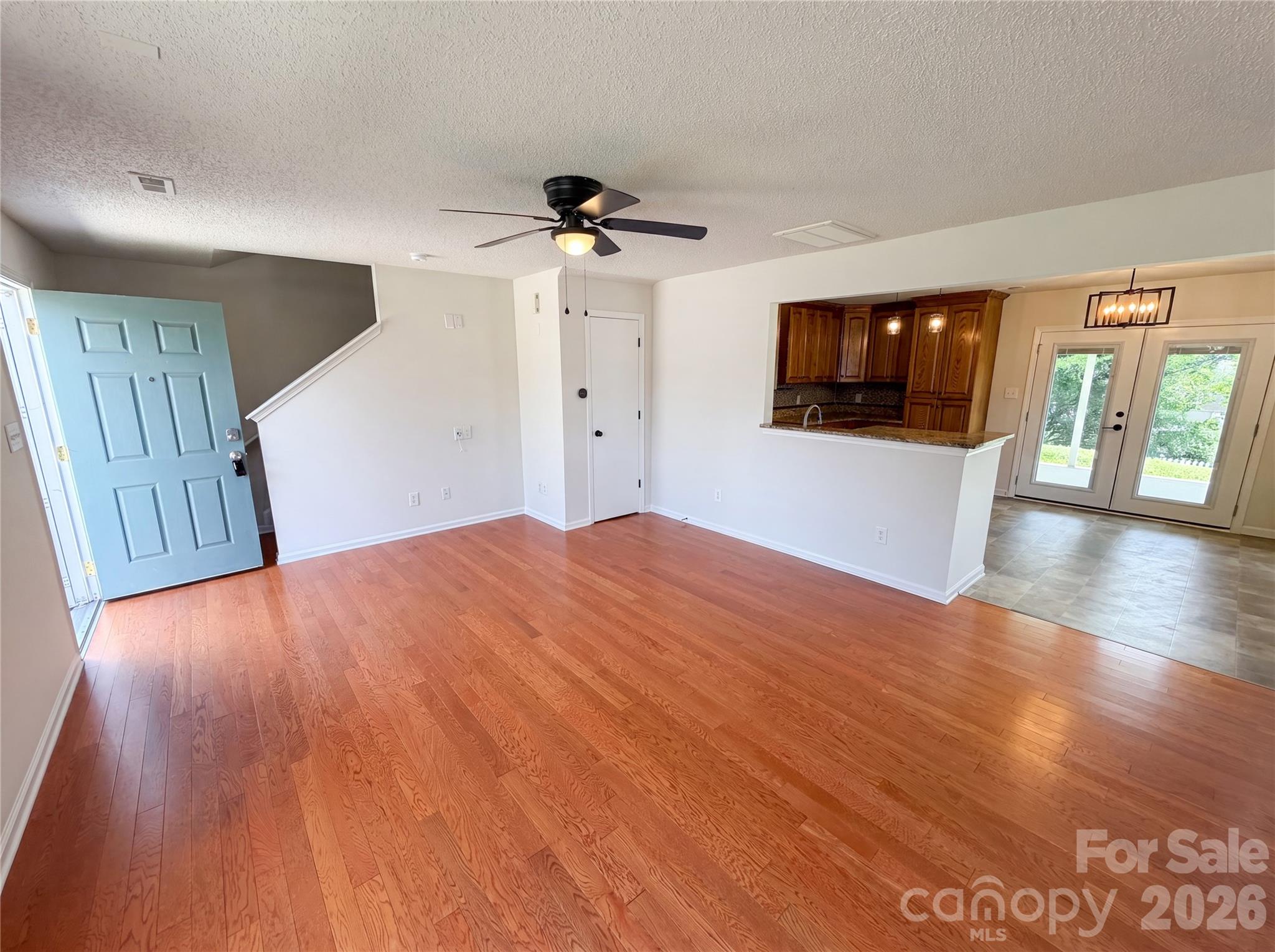 6121 Linda Vista Lane