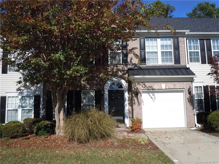 Beautiful Town Home in desirable Sunset Point.  3 Bedroom, 2 1/2 Bath with a community pool and boat/RV parking area.  Do yourself a favor and call an Agent to see today!  Don't wait until it's too late!