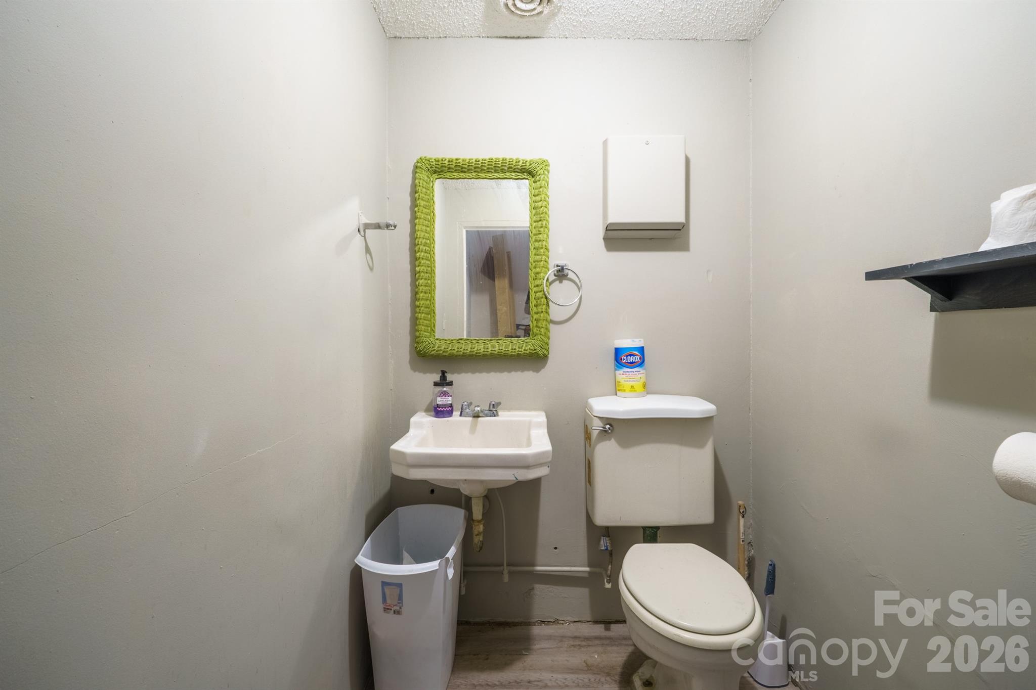 Main image without alt text