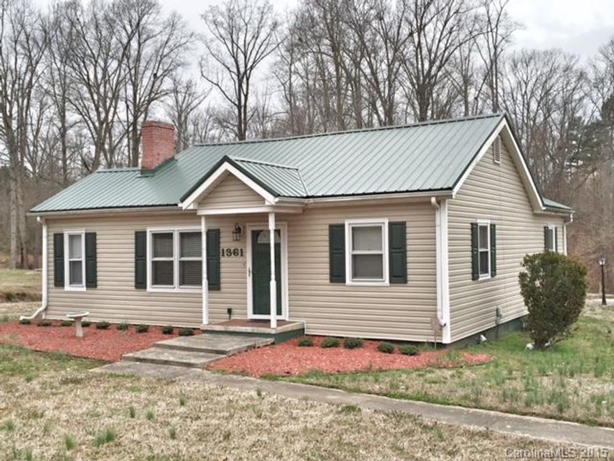 NEW METAL ROOF 2010, Owner also recently added 1 car garage! Welcome to this lovely, quaint home on a great lot in Mooresville! This home has a nice great room with a fireplace! The kitchen is large and opens to the dining room area! There is no HOA. This lot has a detached garage and 3 other storage buildings in the back. In the full bath there is dual sinks, a jetted bathtub and a separate shower!