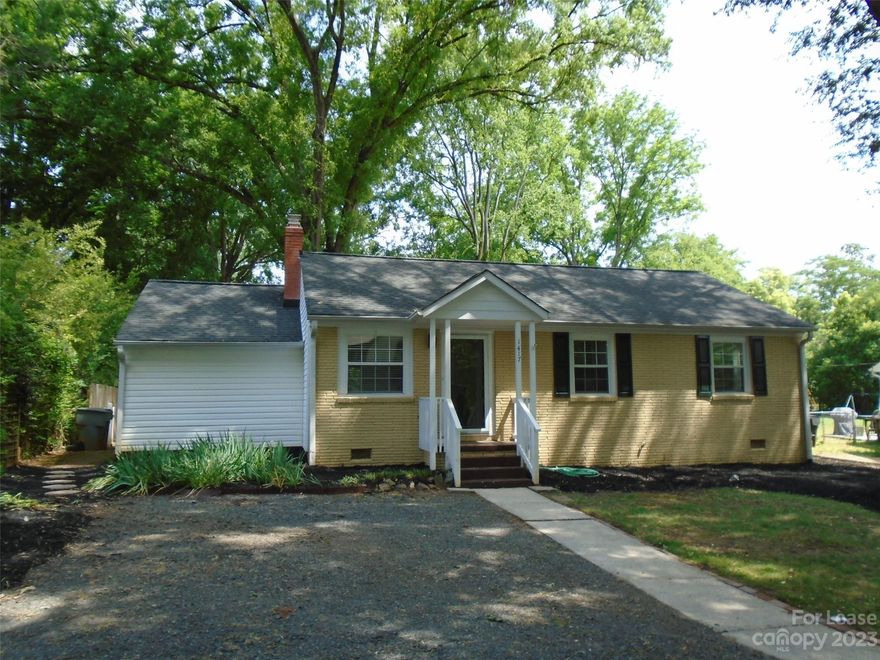 4 Bedroom, 2 Bathroom, Home near Southpark, Madison Park, Park Road Shopping Center.  Short trip to Uptown and easy access to I-77.  Close proximity to grocery and restaurants.  Range, Refrigerator, Dishwasher, Microwave, Washer/Dryer Connections (there are currently a washer/dryer in property that tenant can use but owner will not maintain), Hardwood Floors, Screened in Porch, Storage Shed, Fenced Yard.  Pets under 20 lbs okay will require $400 pet fee (no dangerous breeds). Refrigerator does not have ice maker.