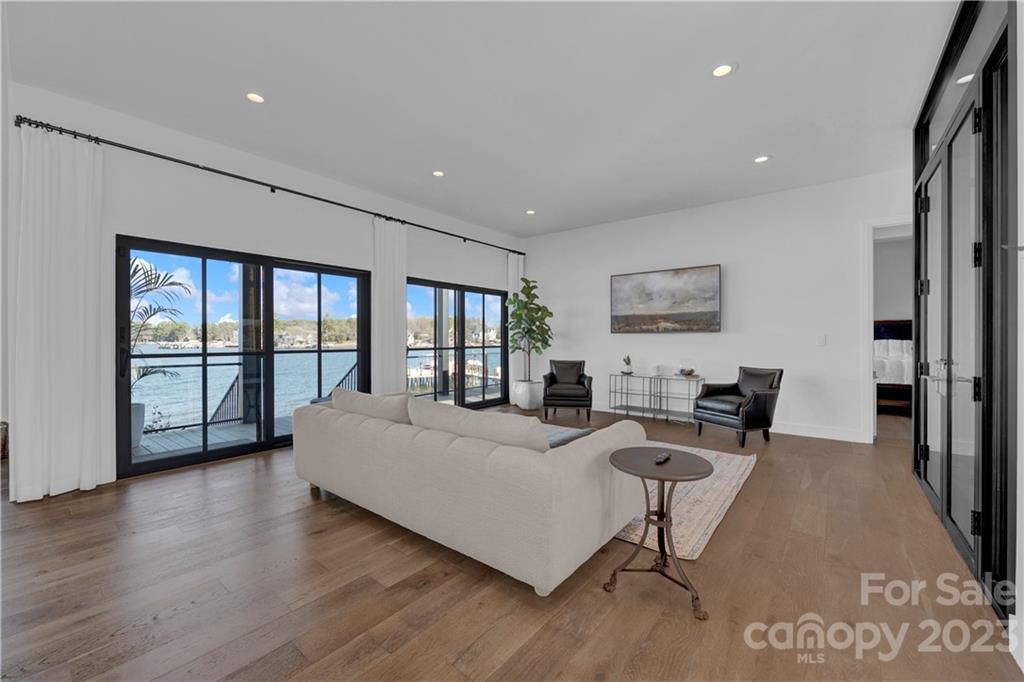 The Peninsula - Residential