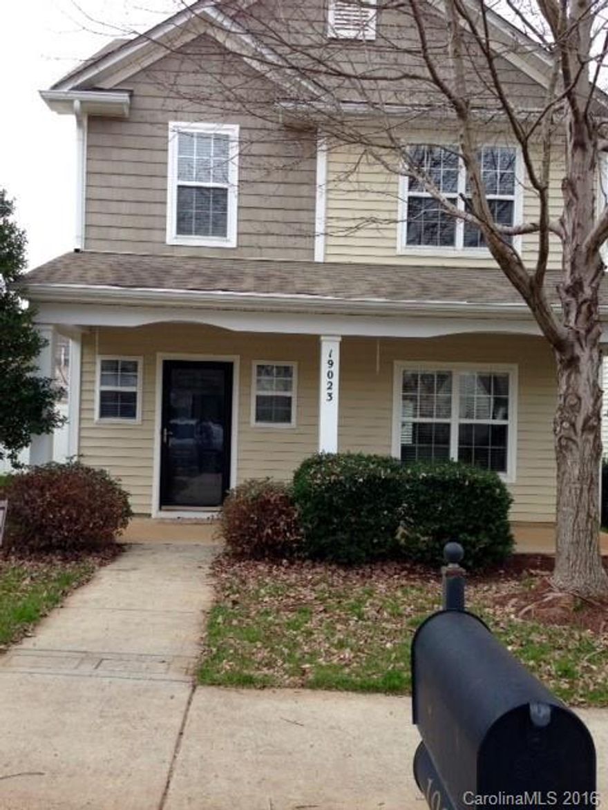 Open floor plan with 9' ceilings on main level. SS appliances in kitchen. Washer and dryer to stay. Kitchen opens to breakfast area and great room. Fenced yard. Master bath has garden tub and separate shower.