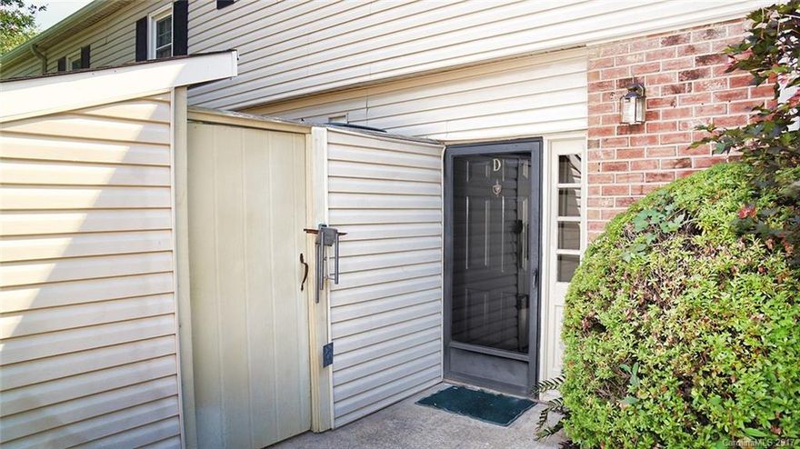 Beautiful Condo in South Park Area, Convenient to Family Fitness Center and Shopping. New Paint & New Carpet, New Fixtures. Updated Bathrooms, Storage Room Attached, Large Outdoor Patio. Minutes to Light Rail Station.
No Showings before Saturday July 1.