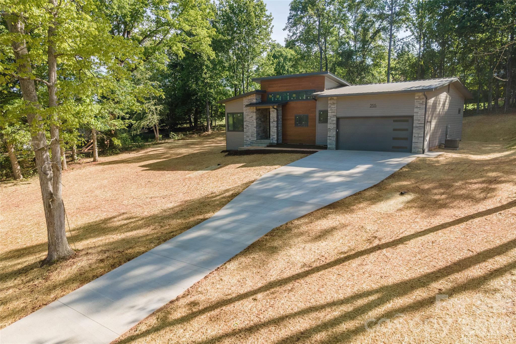 255 Hunters Trace