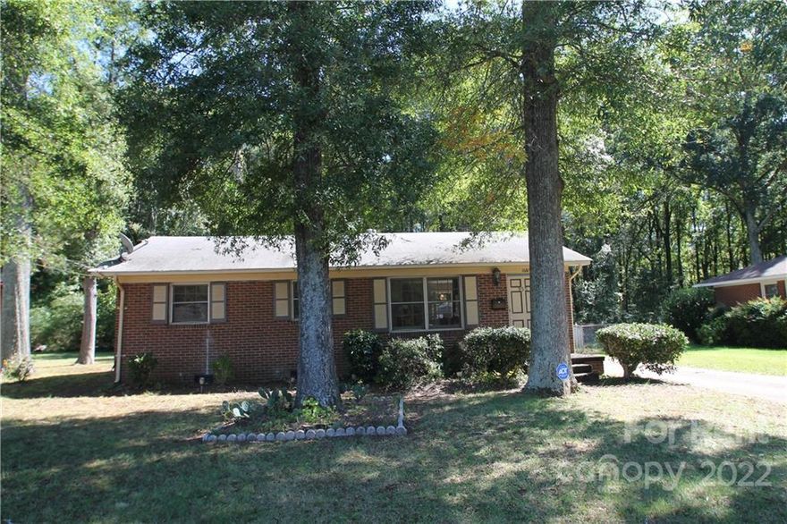 Cute Ranch Home Located in Rock Hill, SC, 3 Bedrooms, 1.5 Bathrooms, Living Room, Dining Area, Eat In Kitchen with Range and Refrigerator. Home has been recently renovated. Large Yard. Single Family Only.
No Smoking/No Vaping. Call Owner for All Pet Permission. Maximum Occupants 5. By Appointment Only (Available by January 2, 2023).