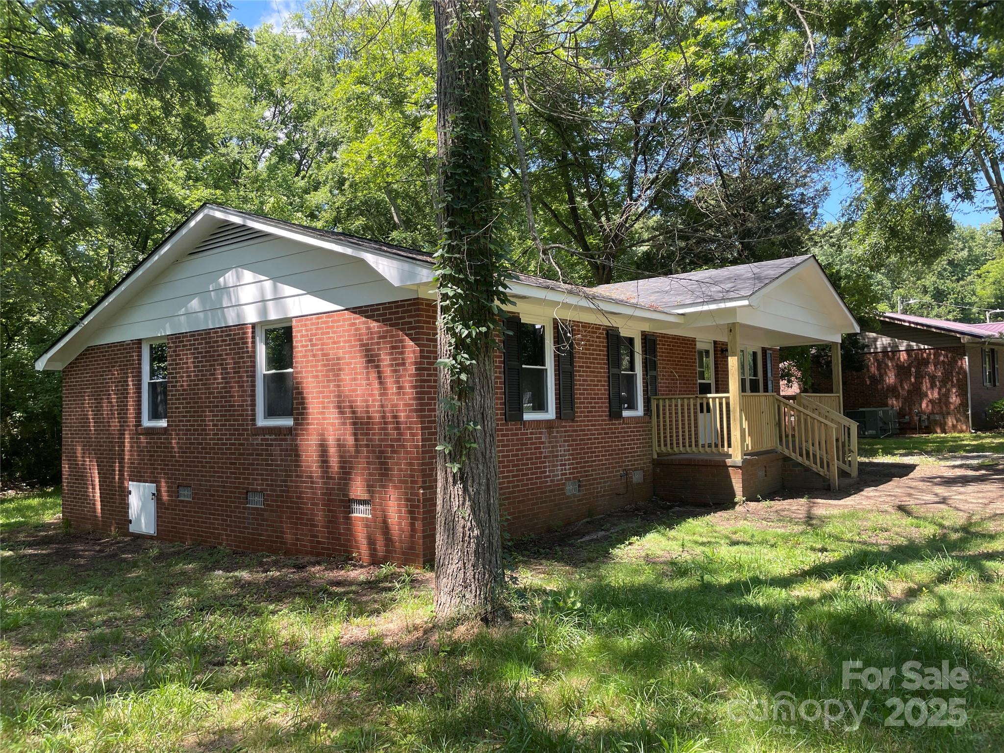 560 Roundtree Circle