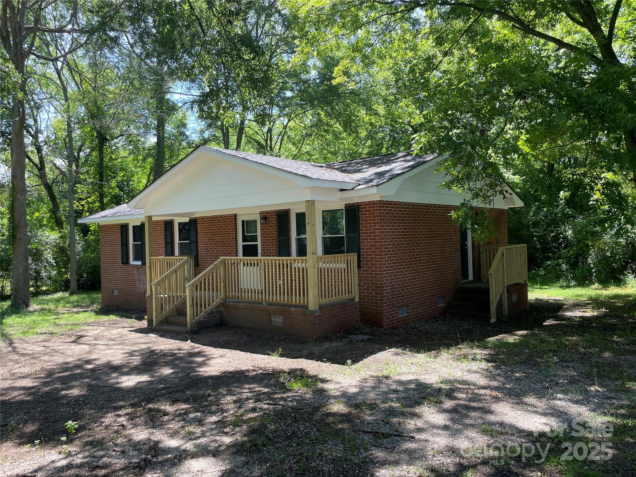 560 Roundtree Circle