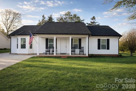 Photo of 105 Ace Avenue, Dallas, NC 28034 (MLS # 4346384)