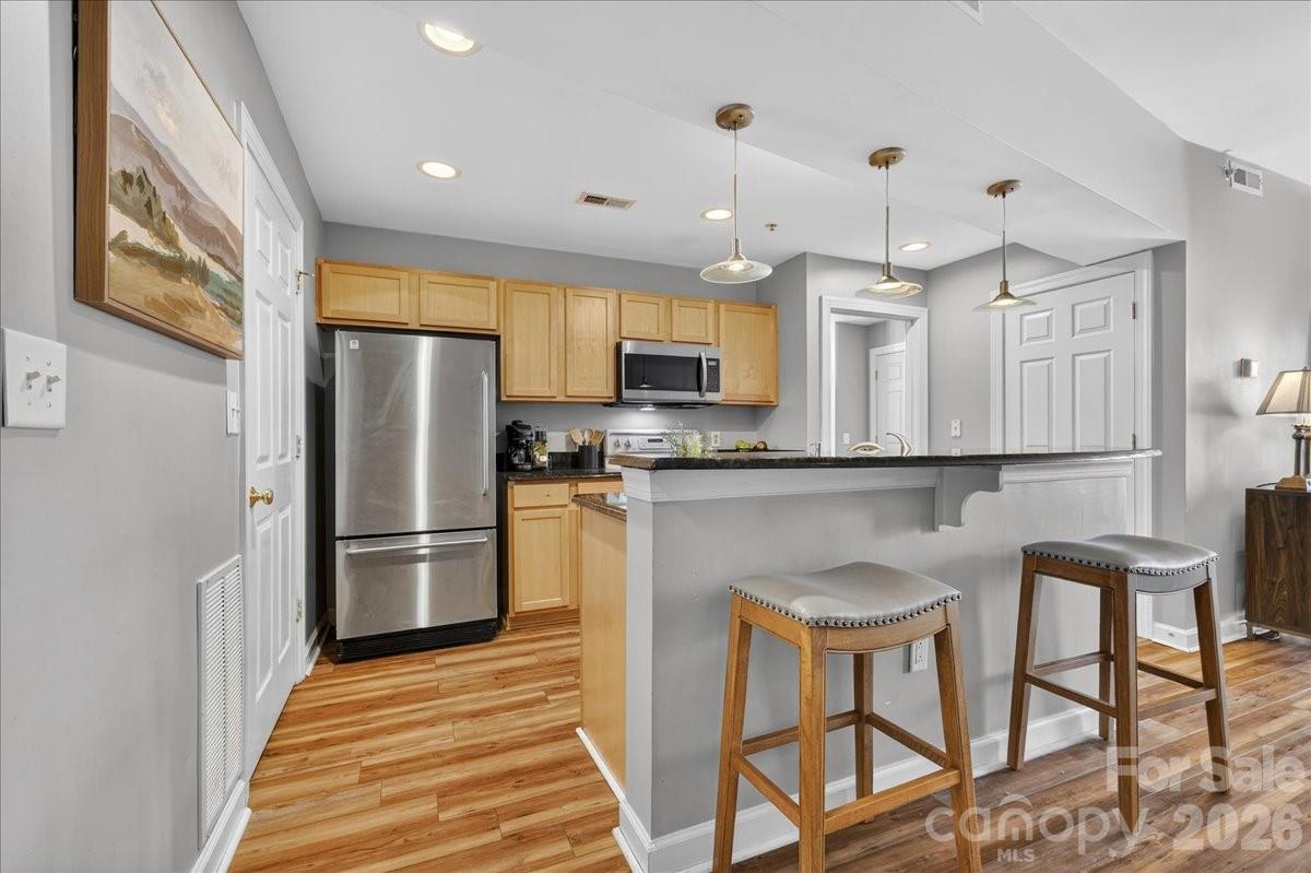 718 W Trade Street 809