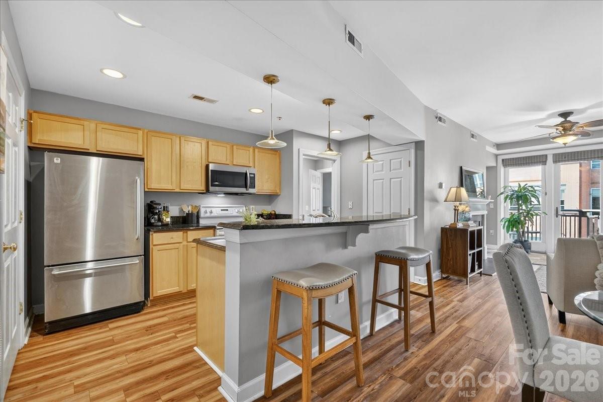 718 W Trade Street 809