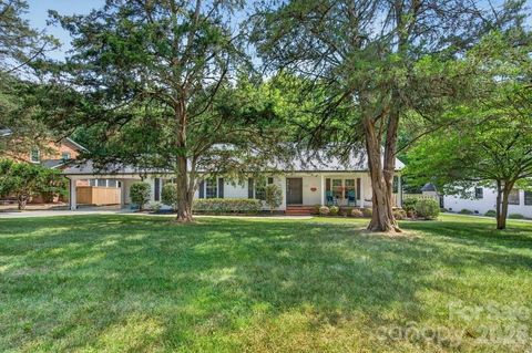 Photo of 4124 Bridgewood Lane, Charlotte, NC 28226 (MLS # 4399322)