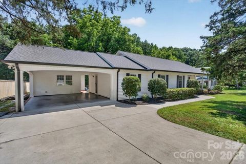 Photo of 4124 Bridgewood Lane, Charlotte, NC 28226 (MLS # 4399322)