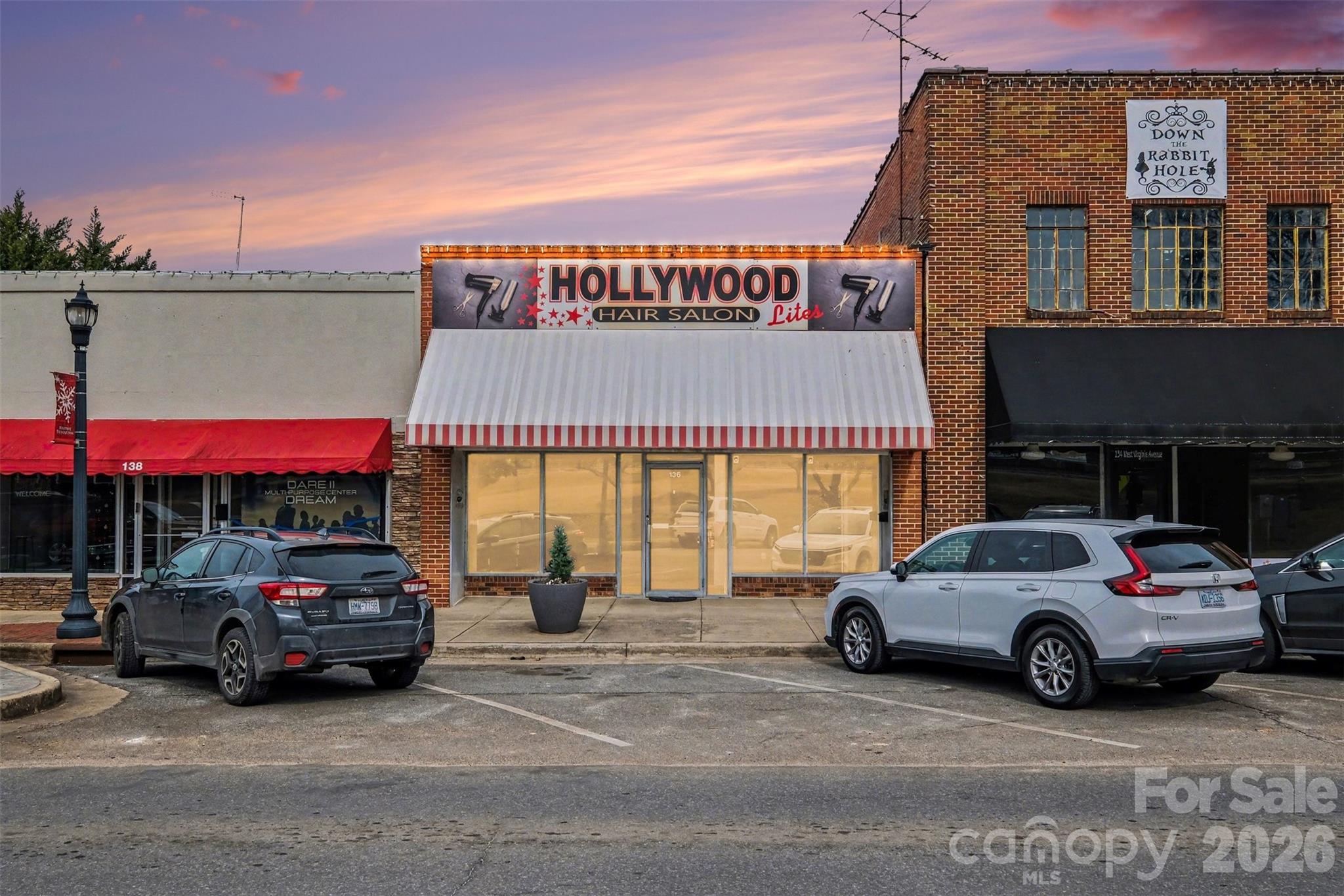 Main image without alt text