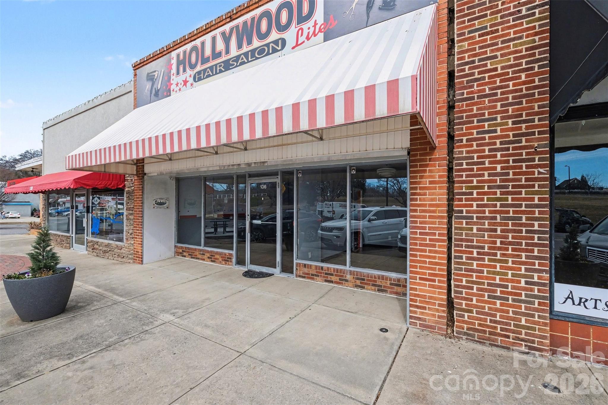 Main image without alt text