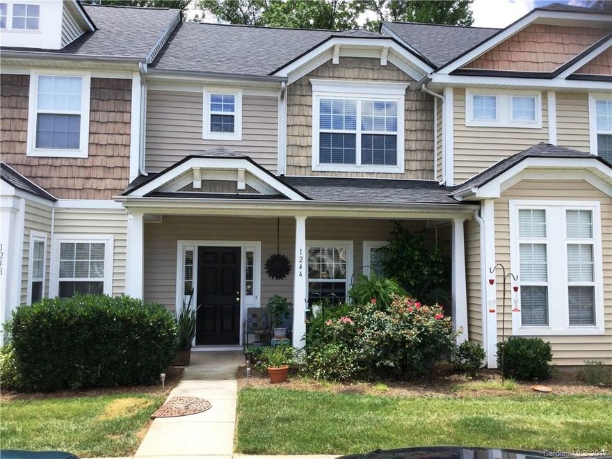 Nice townhouse with an open floor plan. Each bedroom has a private bath. Very convenient location. Close to hospital, Winthrop, and more.