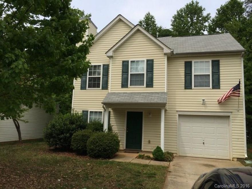 Cul-de-sac property with spacious master bedroom right near lake Wylie! This discounted rental rate subject to extended lease term.