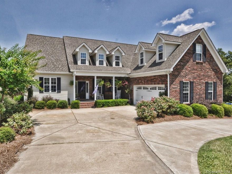 Once in awhile a property comes on the market like this one! Located in Fort Mill close to Baxter on 1.08 acres & NO HOA fees. The updates are numerous from Brazilian Cherry Hardwoods all over except BRs, 4 beds 3.5 BAs + bonus. Gourmet KIT w/granite, tile backsplash, SS appliances, gas range, dbl convection ovens, BAs are tile. Master BR/BA on main. Gorgeous fenced backyard w/salt water fiber glass shell in ground pool & hot tub. The 2 story GR is accented w/FP & gas logs. Upgrades Galore!