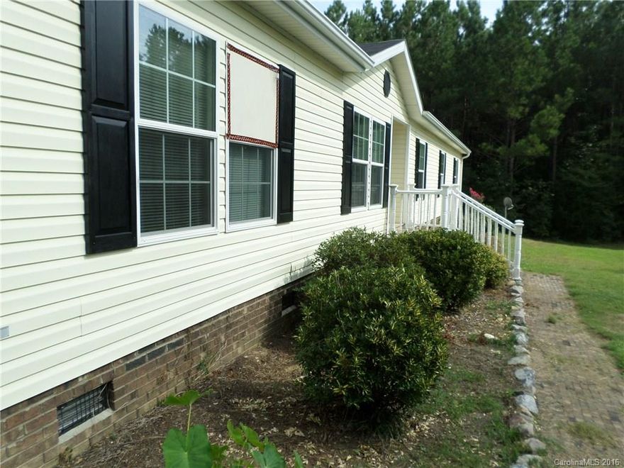 This is a great home.  It has 5 bedrooms, 3 full baths.  All of this is on 5 acres.  There is an open floor plan and a split floor plan.