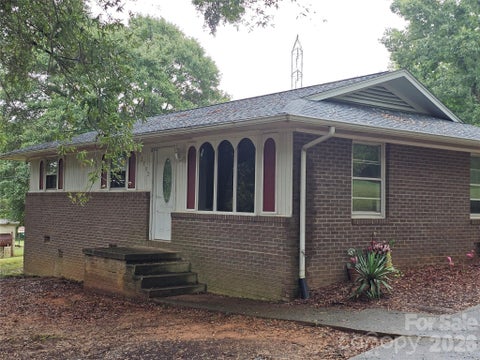 Photo of 2782 West View Street, Hickory, NC 28601 (MLS # 4428982)