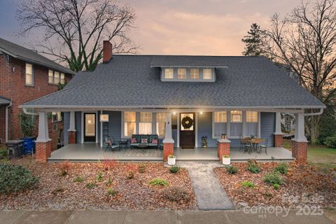 Photo of 202 S Oak Street, Statesville, NC 28677 (MLS # 4326915)