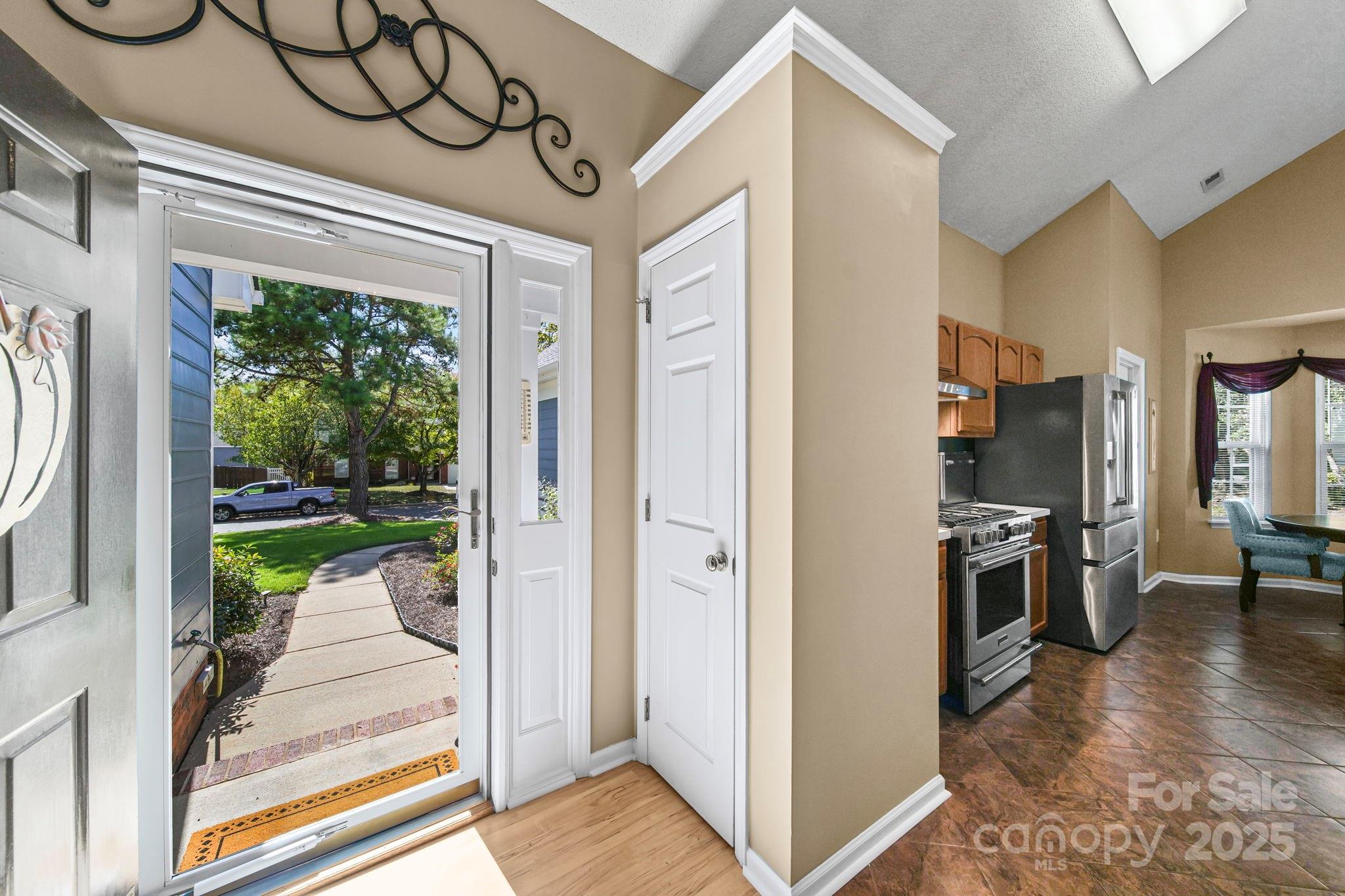 1975 Stratton Court