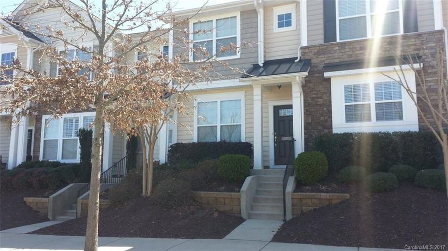 Cream puff, anyone? This comfortable townhouse shows like a model and is absolutely in "move in condition".
The great room and dining area have gleaming wood floors and a gas log FP.  The kitchen features a ceramic tile floor, 42" cabinets, and granite counter tops.Sliding glass doors open for easy access to the rear patio and detached garage with plenty of storage. Upstairs you'll find a generous MBR and bath with garden tub, a lg 2nd BR, a full bath, and laundry rm. Great LKN schools, too!