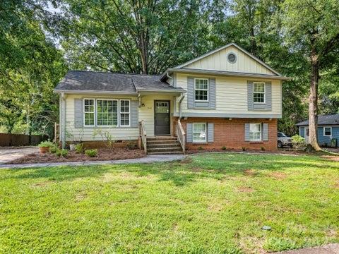 Photo of 7518 Riding Trail Road, Charlotte, NC 28212 (MLS # 4409300)