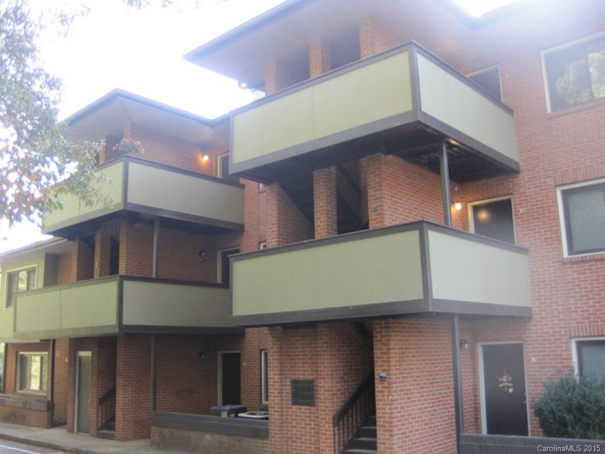 25 lb weight limit on dogs. Recently renovated, newly landscaped, 8 unit apartment community in the heart of Elizabeth!  Close to hospitals, restaurants and shopping!