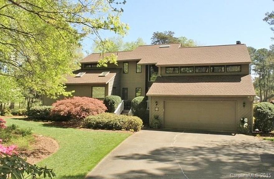 It's here at last! Best Sun rm & Scr. porch overlooking golf course in River Hills! 320 sq.ft. sunrm & 211 sq.ft. scr. porch. French doors to many rms. from outdoor liv areas. Beautiful tile floors in Din rm. opens to Grt rm,w/vaulted ceilings, gas frplc. Eat-in Kitch w/center island brkf bar. & desk area. 1st fl Master suite, vaulted wood ceilings. Bath w/dbl sink vanity, jacuzzi, shower & water closet. Skylights! Rec rm & office area up overlooks Grt rm. 2 more bedrms & full bath.  Decks.