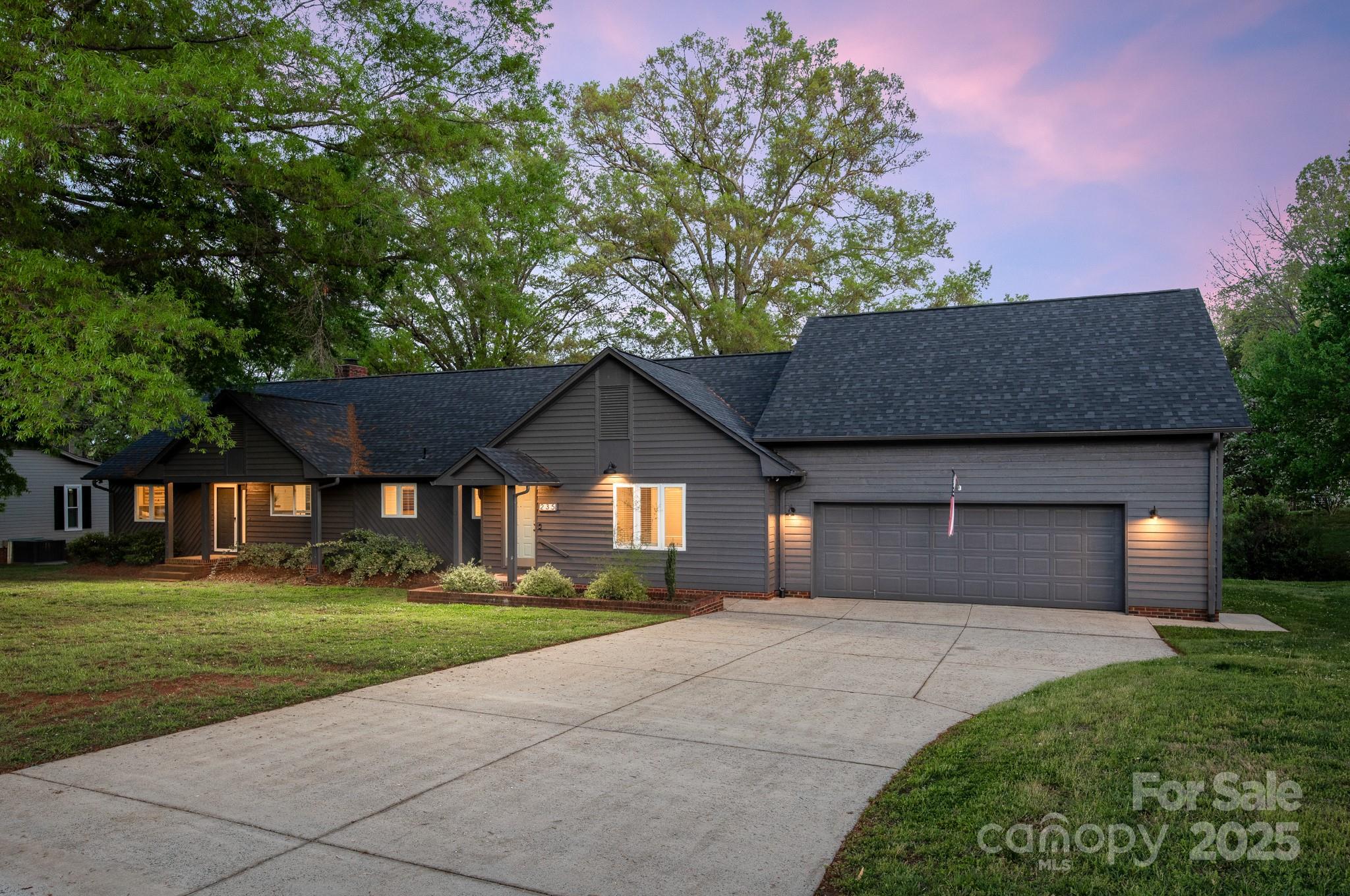 235 Commodore Loop