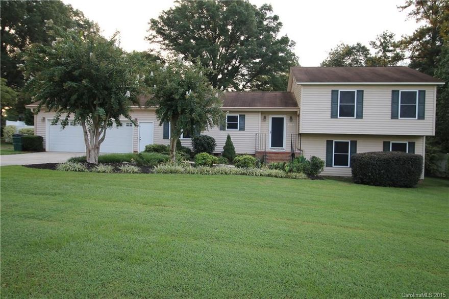 This beautiful tri-level home has great landscaping and a huge fenced in backyard. The main level has an open concept floor plan and features a living room, kitchen/breakfast area, office and a sun room that steps out onto a beautiful patio. Lower level features the master bedroom/bathroom with 2 walk in closets and laundry room. Upper level features 3 bd/1ba. Just minutes from dining, entertainment and downtown Rock Hill. Located outside the city limits.