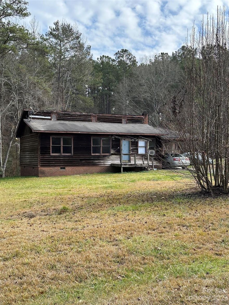 This 2-bed, 1-bath home in Norwood, just a 2-minute drive from one of Lake Tillery"s boat ramp and fishing access. Enjoy cozy evenings by the fireplace or out in the spacious .63 acre lot. This house would be perfect for water enthusiasts, nature lovers, and it would be a wonderful investment for a flip.