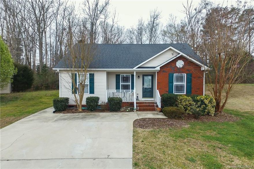 Come take a look at this charming, well-maintaned 3 bedroom/2 bath ranch on a cul-de-sac lot.  This lovely home features laminate wood floors in the living room and master bedroom, tile in the kitchen, and updated light fixtures. The master bedroom has a trayed ceiling and a nice walk-in closet.  The master bathroom includes double sinks.  Split bedroom plan.  This one will go quickly!