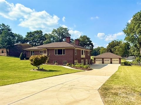 Photo of 1419 Stoneyridge Drive, Charlotte, NC 28214 (MLS # 4306027)