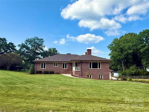 Photo of 1419 Stoneyridge Drive, Charlotte, NC 28214 (MLS # 4306027)