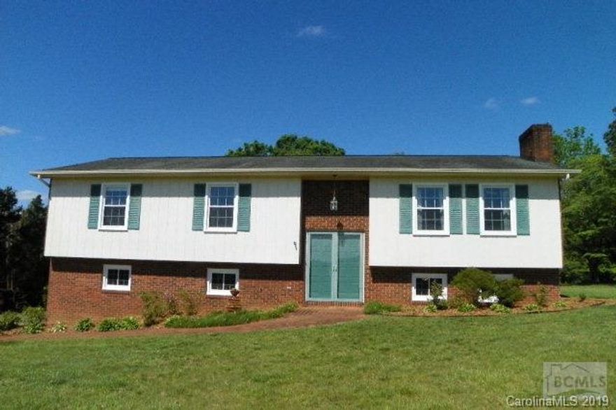 Immaculate 3BR/2.5Ba split-level home is ready to welcome you home.  Main level features comfortable living room, dining room with hardwood floors, eat-in kitchen with ceramic tile floors, master bedroom suite, two additional bedrooms, and main bathroom.  Lower level features large family room with brick fireplace with gas logs, office space, wet bar, and half-bath.   Sellers are providing one-year home warranty.  Deck on rear for entertaining and access to back yard.  Year-round mountain views.  A MUST SEE!!