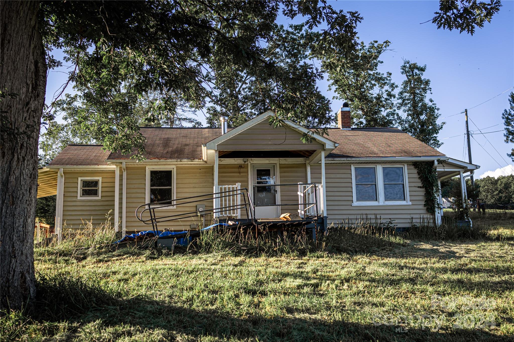 Main image without alt text