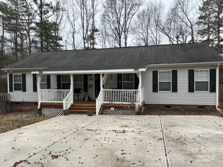 This home is conveniently located to everything Fort Mill - right off the the parkway.  All on 1 acre.  Close to schools, shopping, restaurants and downtown.