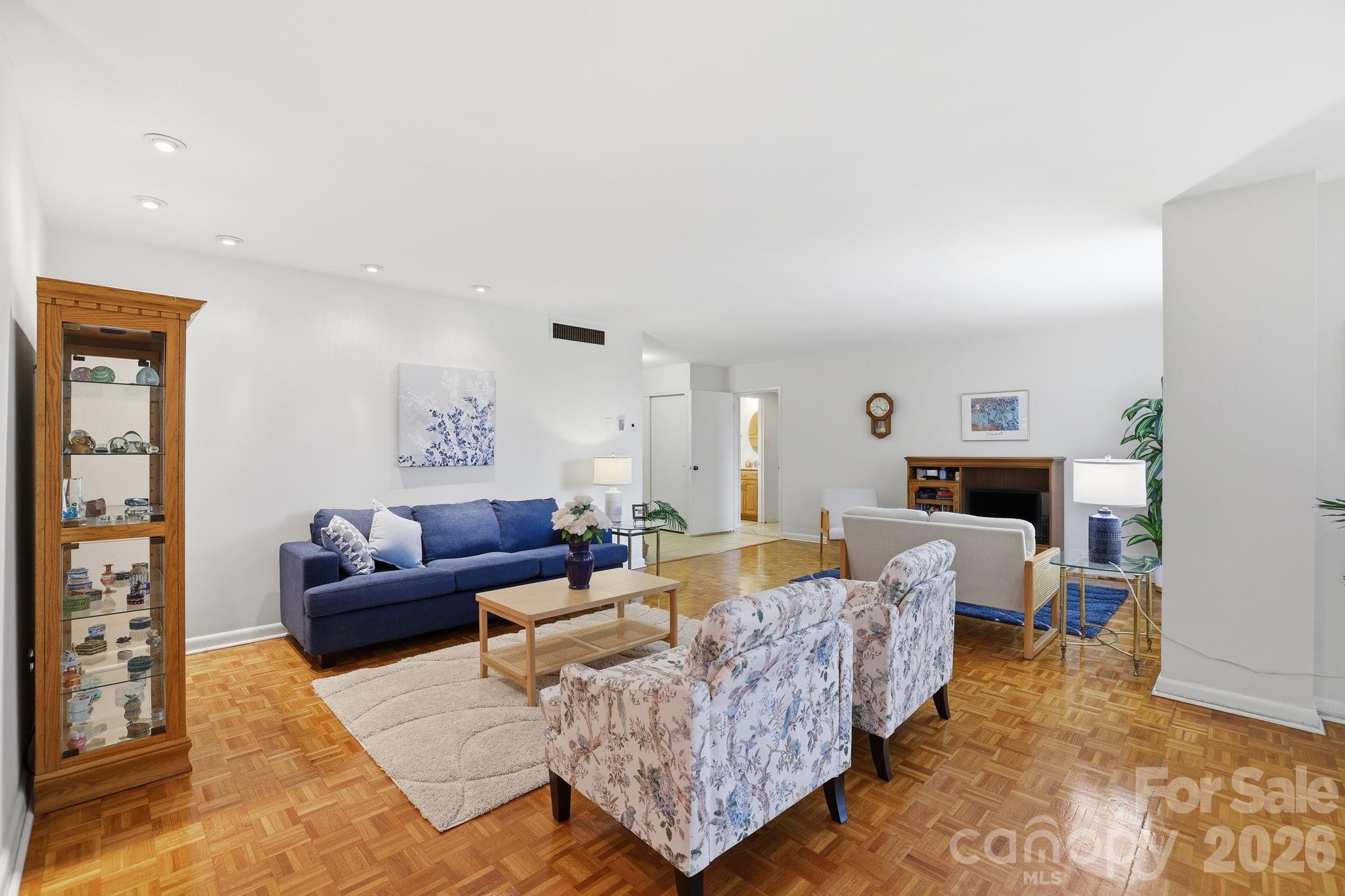 1300 Queens Road 416