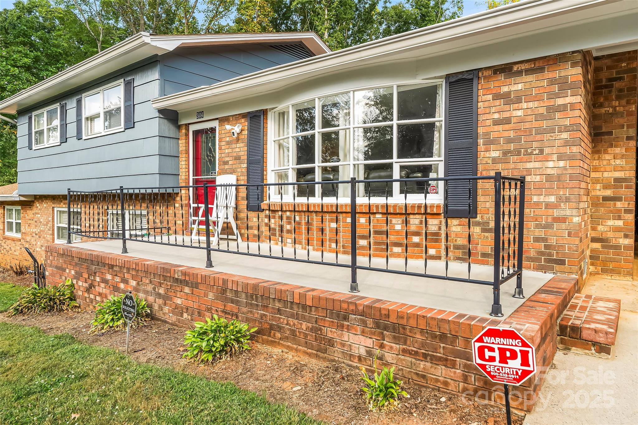 304 Parlier Avenue NE