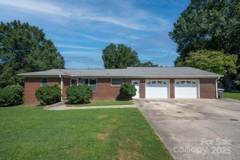 505 Rogers Lake Road E Kannapolis NC 28083