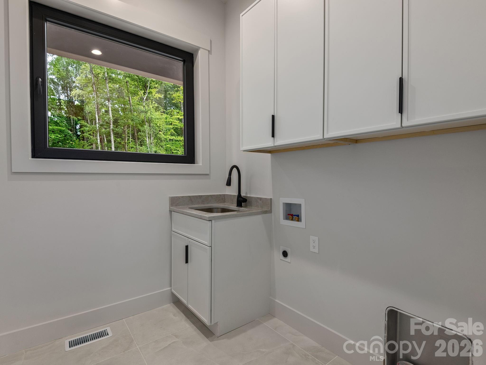 33 Reserve Rd, Hendersonville, NC, 28768, USA, 3 Bedrooms Bedrooms, ,3 BathroomsBathrooms,Residential,Active,33 Reserve Rd,4384004