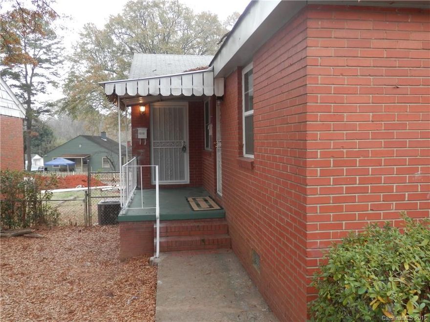 Front Unit Duplex.  Hardwoods Throughout, Fresh Paint, Clean and Ready to Move Into. Appliances Included in rent. Washer/ Dryer Included. Nice Size Living Room and Bedrooms. Close to Downtown, Airport and Gastonia.