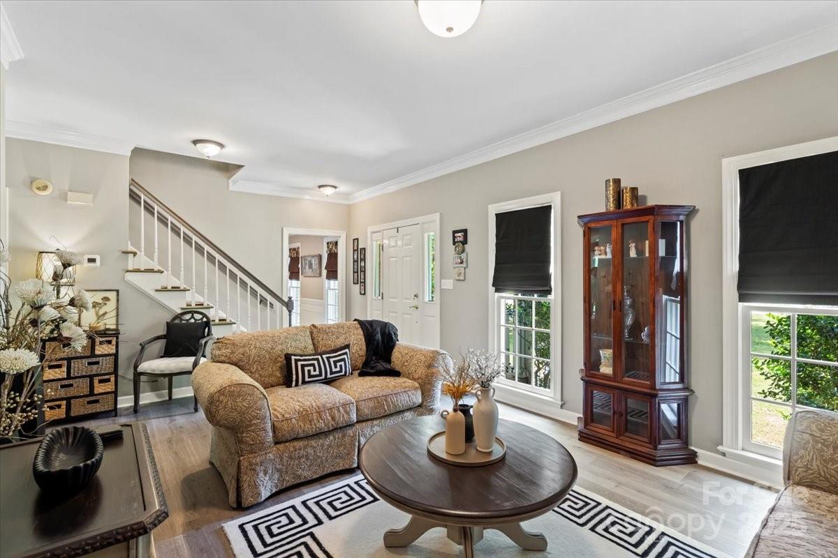1261 Hawthorne Drive