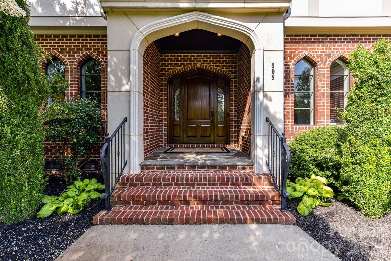 808 Huntington Park Drive