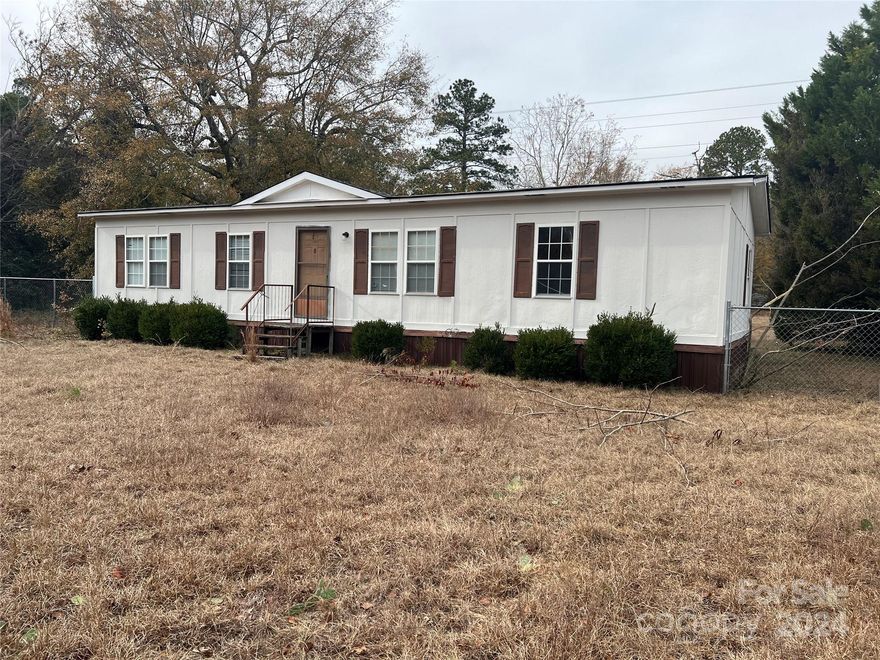 Nicely renovated mobile home with huge covered back porch, newer stove, new roof, new HVAC, new flooring LVP and carpet throughout, new lighting/fans, new fresh interior and exterior paint.  Nice open floor plan that is a split bedroom plan.  Very large 1.04 acre yard with variety of trees and plants.  Front fenced with newer 6ft chain link fence.  

If an investor, rent could be $1100-1200 per month