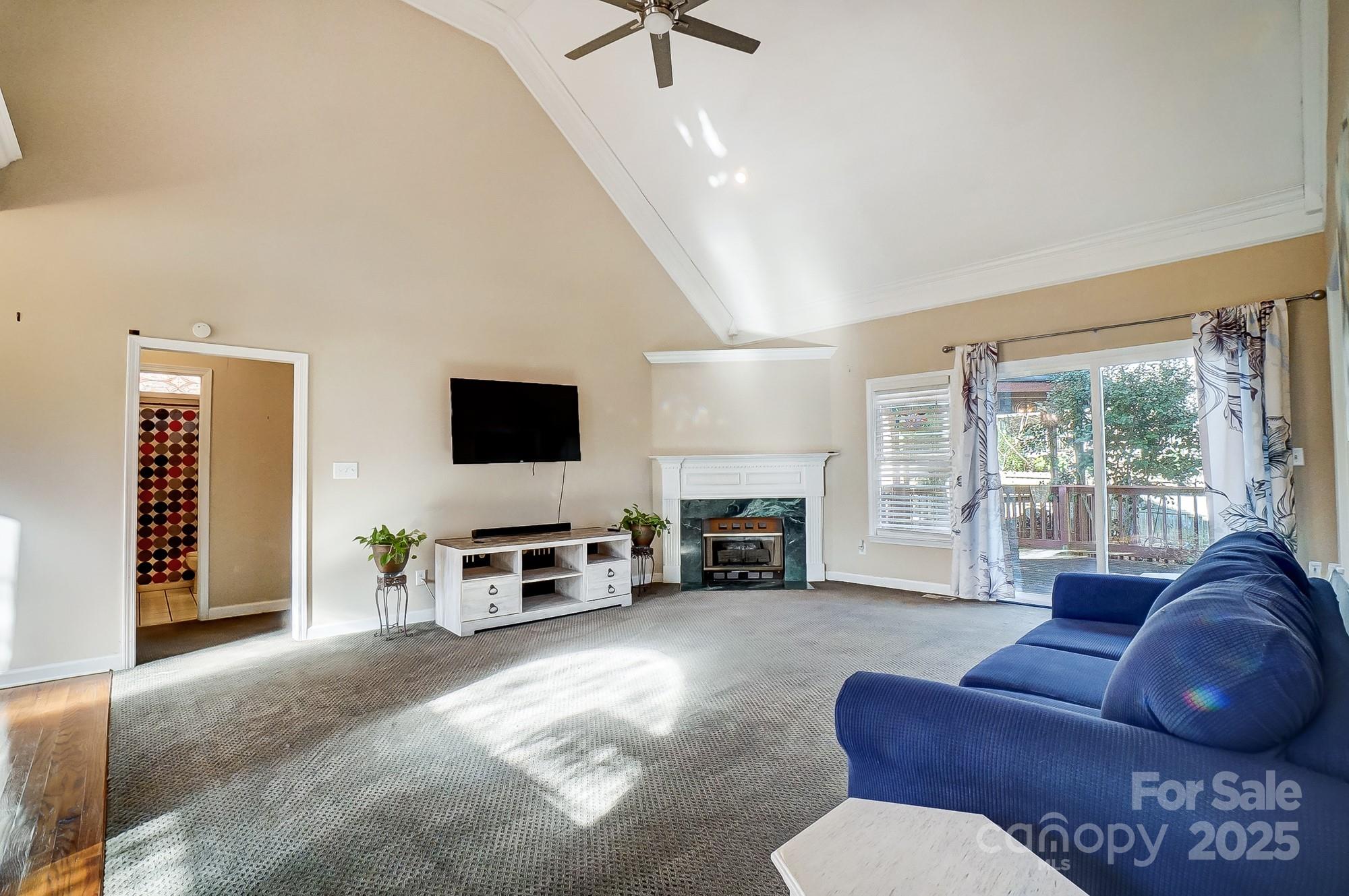 952 Hummingbird Lane